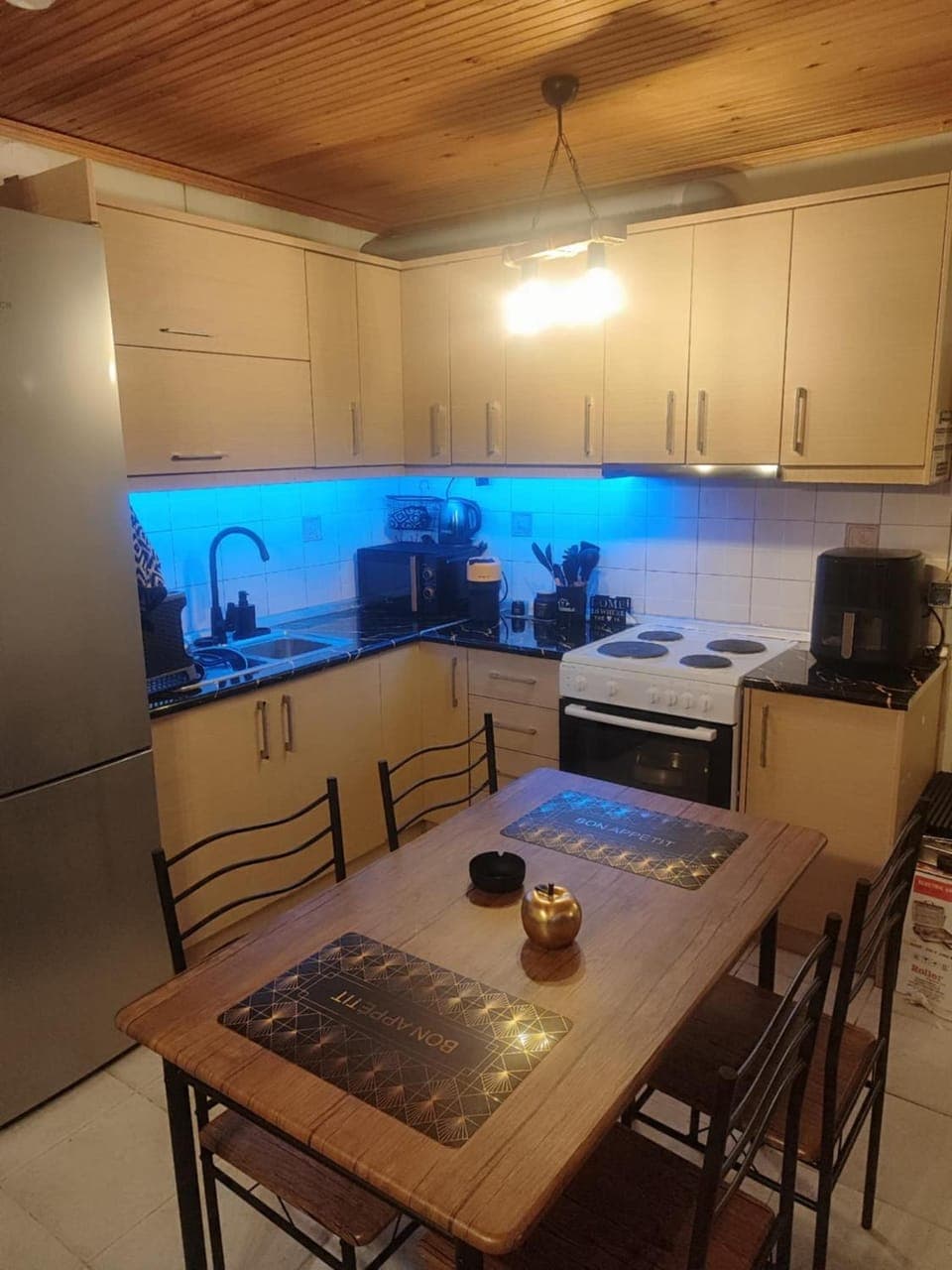 Kitchen or kitchenette, Dining area, oven, stove