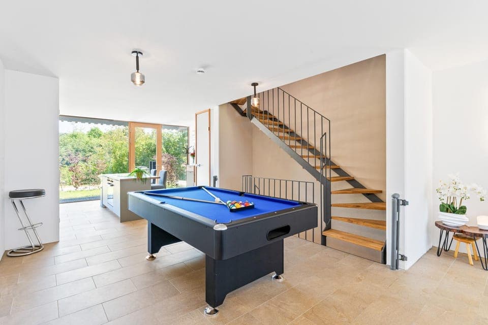 Billiard, Game Room