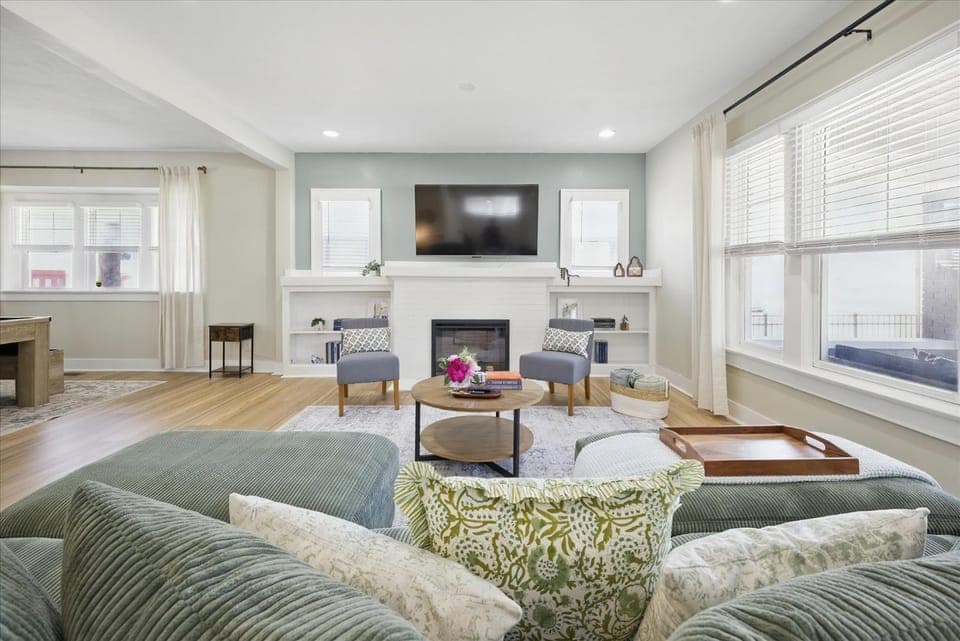 Family Spacious 5BR Retreat w Game Filled Basement Suite House in Indianapolis
