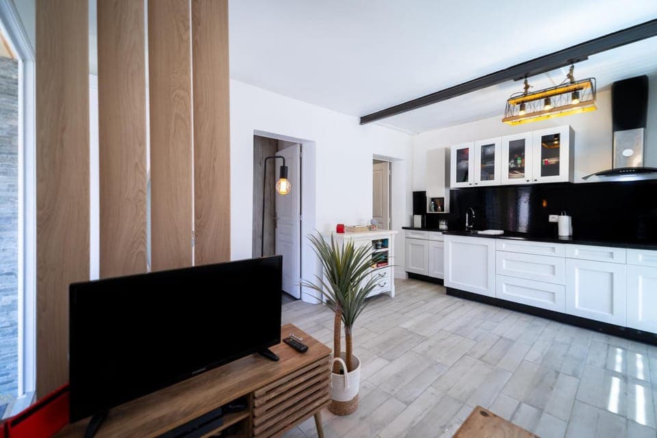 TV and multimedia, Kitchen or kitchenette, Living room, Seating area