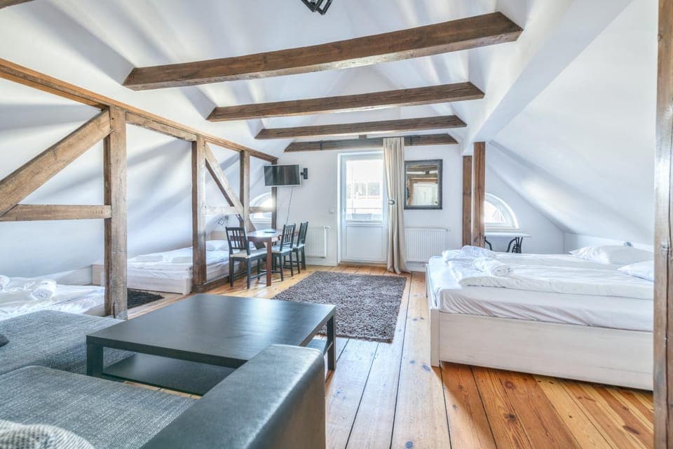 Bed, Living room, Photo of the whole room, Seating area