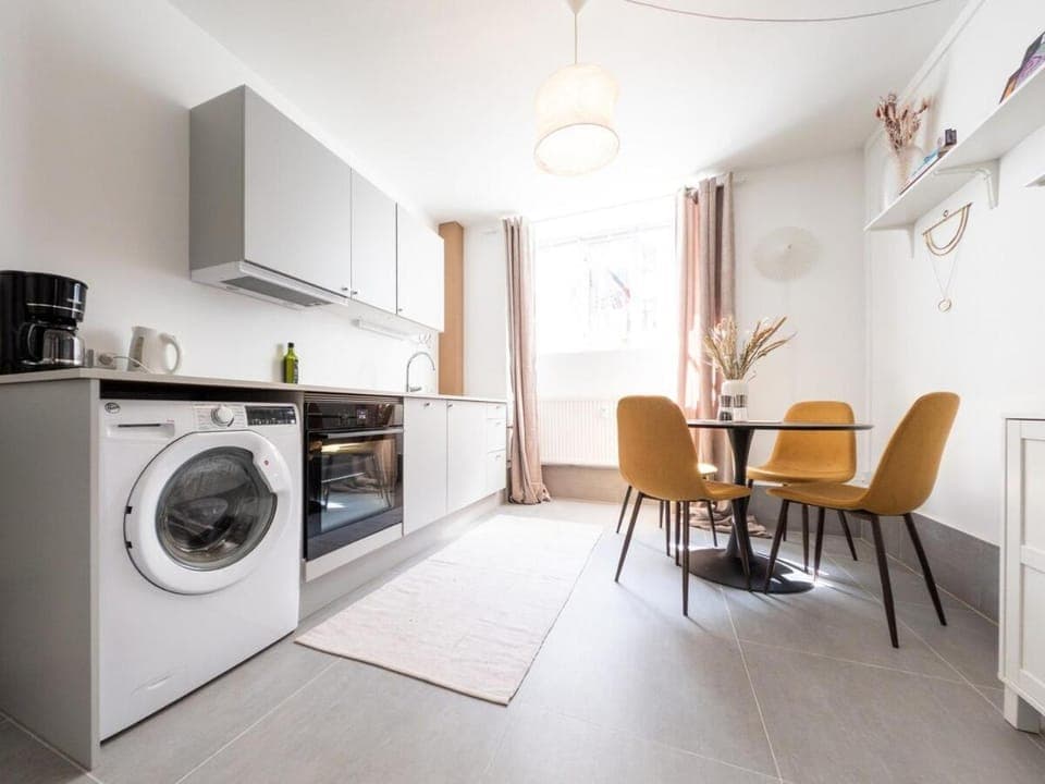 Kitchen or kitchenette, oven, washing machine