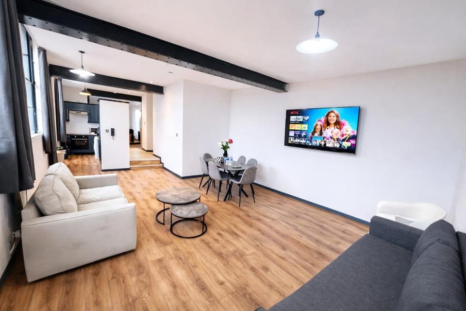 TV and multimedia, Living room, Seating area, Dining area