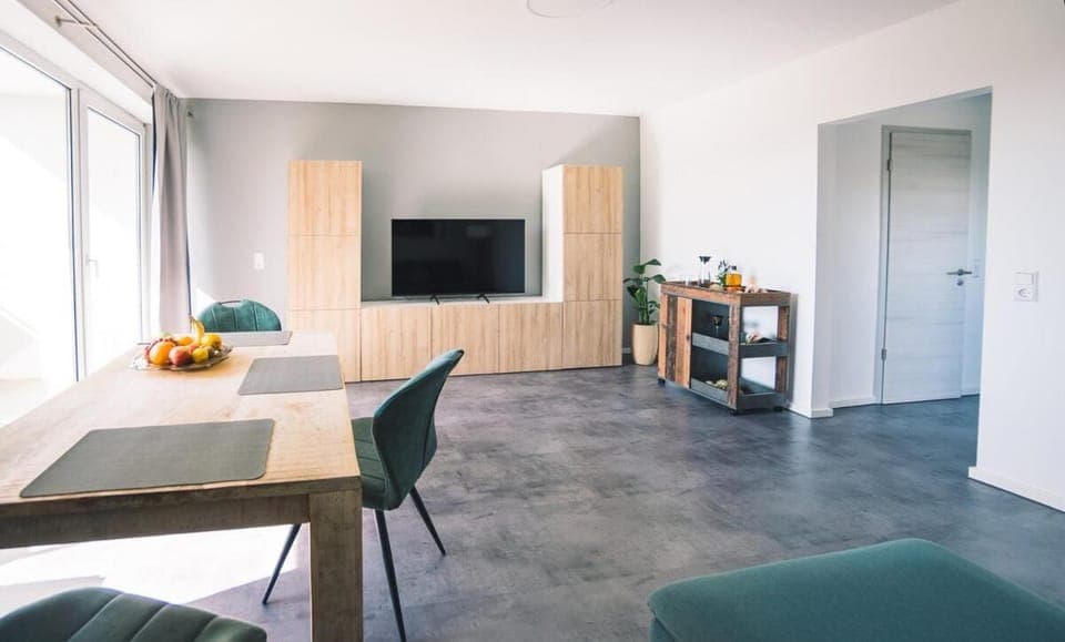 TV and multimedia, Living room, Dining area, Evening entertainment, internet