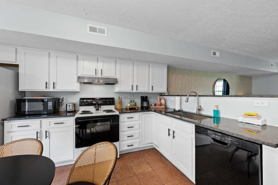 2 BR 1 & half Bath Retreat, Sleeps 7, only 3 Miles to Ark! Apartment in Williamstown