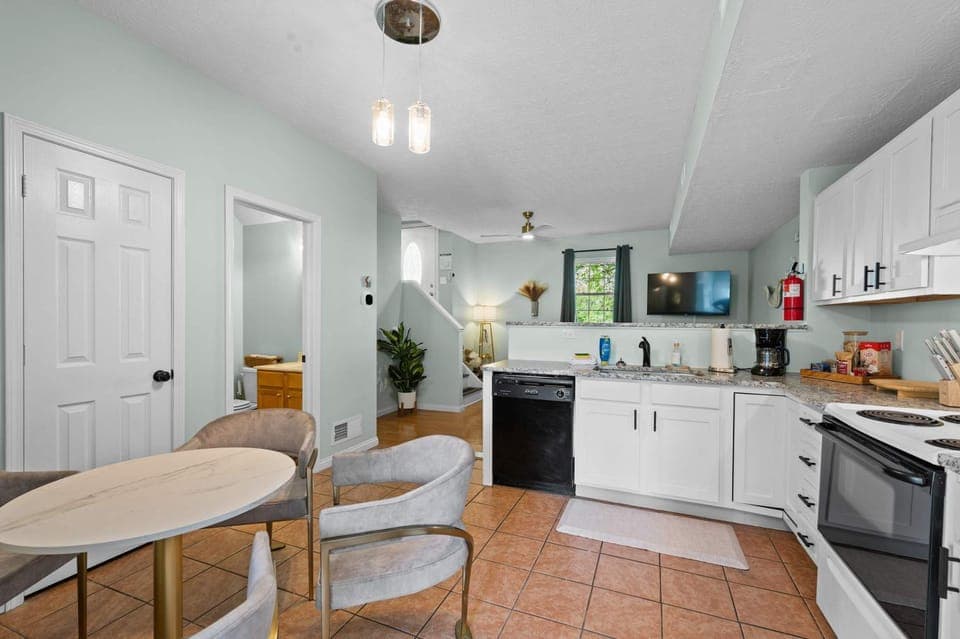 3BR Condo for 7 - Only 3 Miles to Ark Encounter! Apartment in Williamstown
