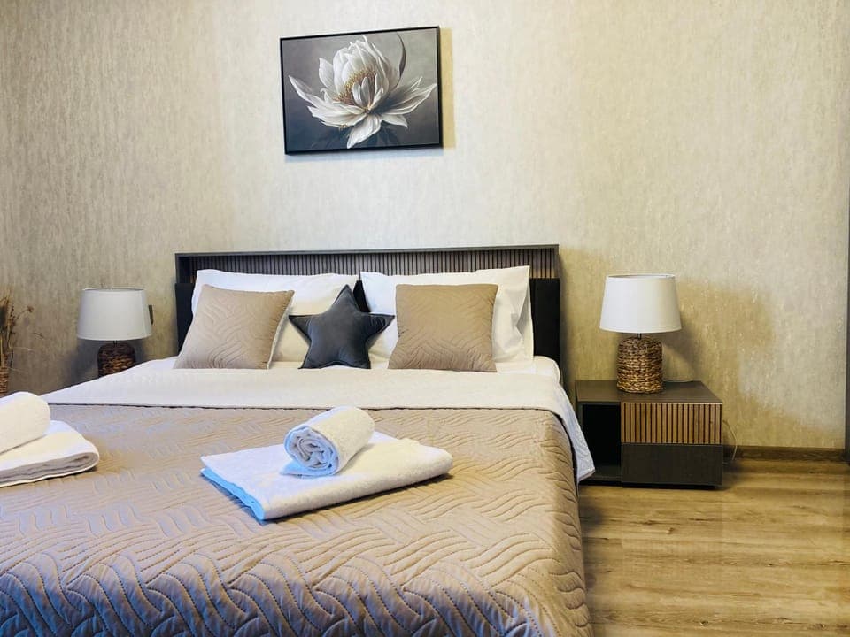 Bed, Bedroom, towels