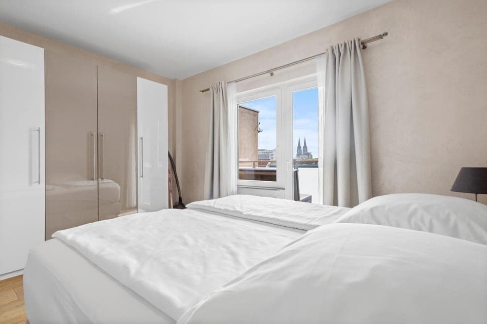 Bed, Photo of the whole room, Bedroom, Landmark view