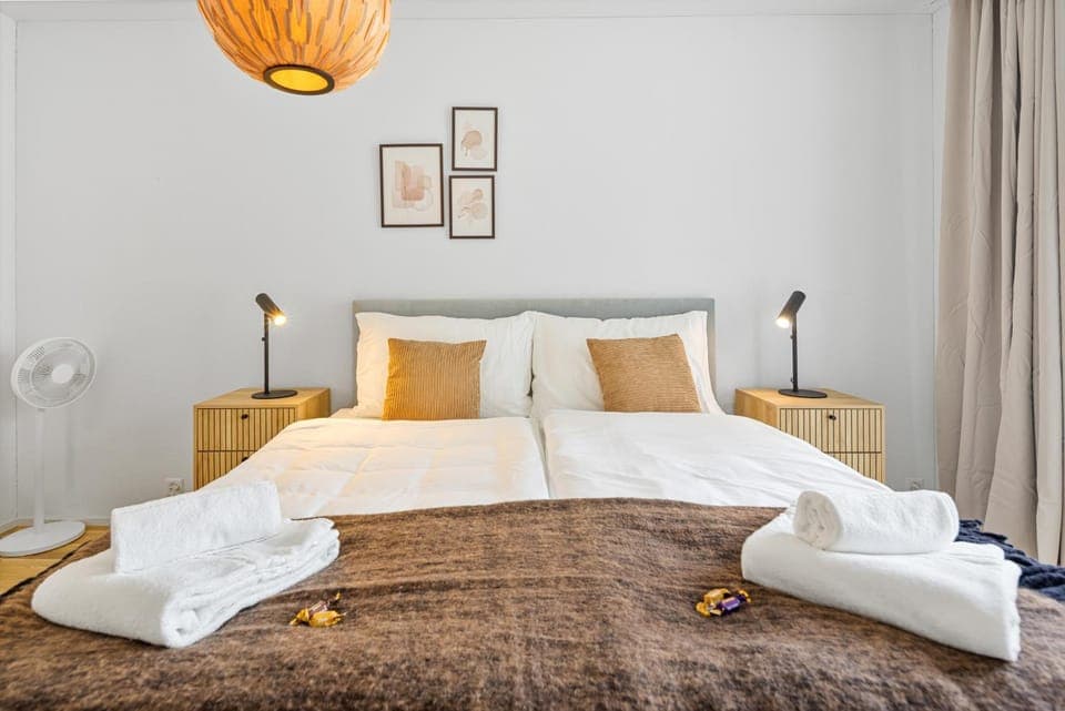 Bed, Photo of the whole room, Bedroom, towels