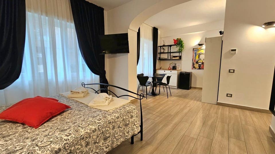 Bed, TV and multimedia, Living room, Photo of the whole room, Seating area, Bedroom