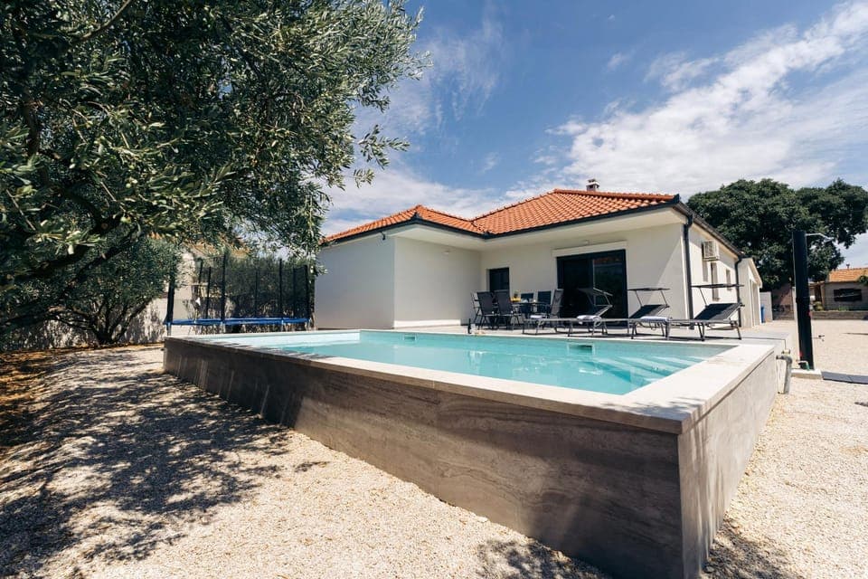 Shower, Property building, Off site, Day, Swimming pool