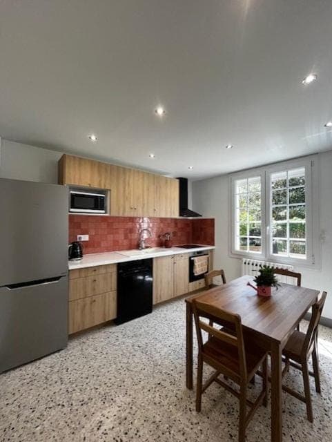 Coffee/tea facilities, Kitchen or kitchenette, Dining area, dishwasher, microwave, oven, stove