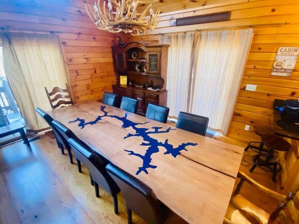 Knotty Dog Lodge- Hot Tub Fire Pit Pet Friendly House in Deep Creek Lake