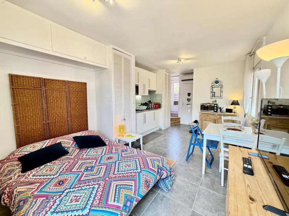 Bed, Living room, Photo of the whole room, Seating area