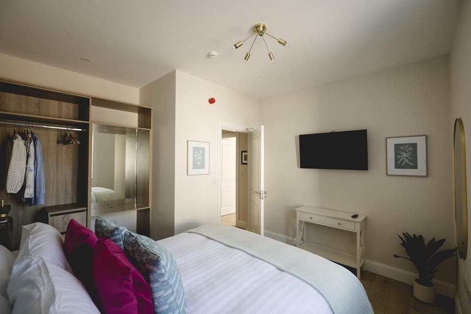 Bed, TV and multimedia, Bedroom, wardrobe