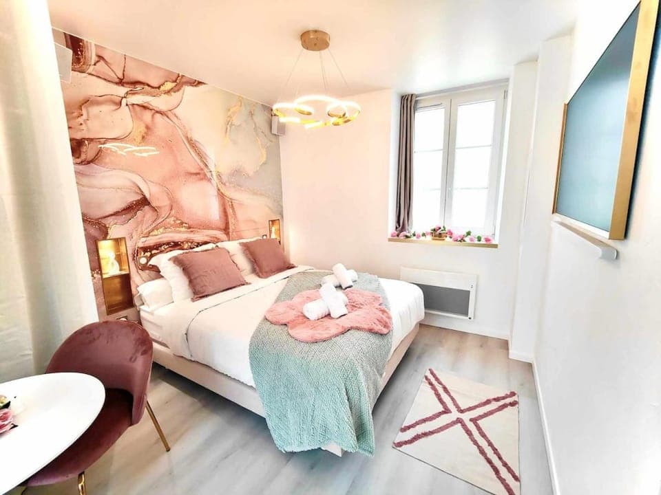 Bed, TV and multimedia, Photo of the whole room, Bedroom