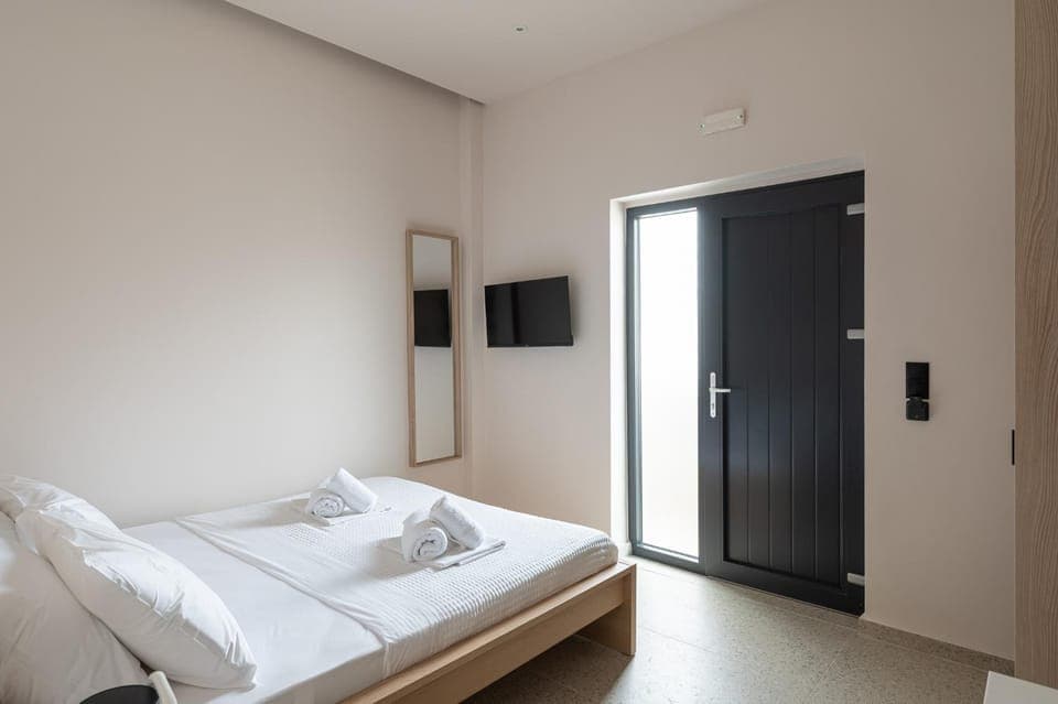 Bed, TV and multimedia, Photo of the whole room, Bedroom, towels