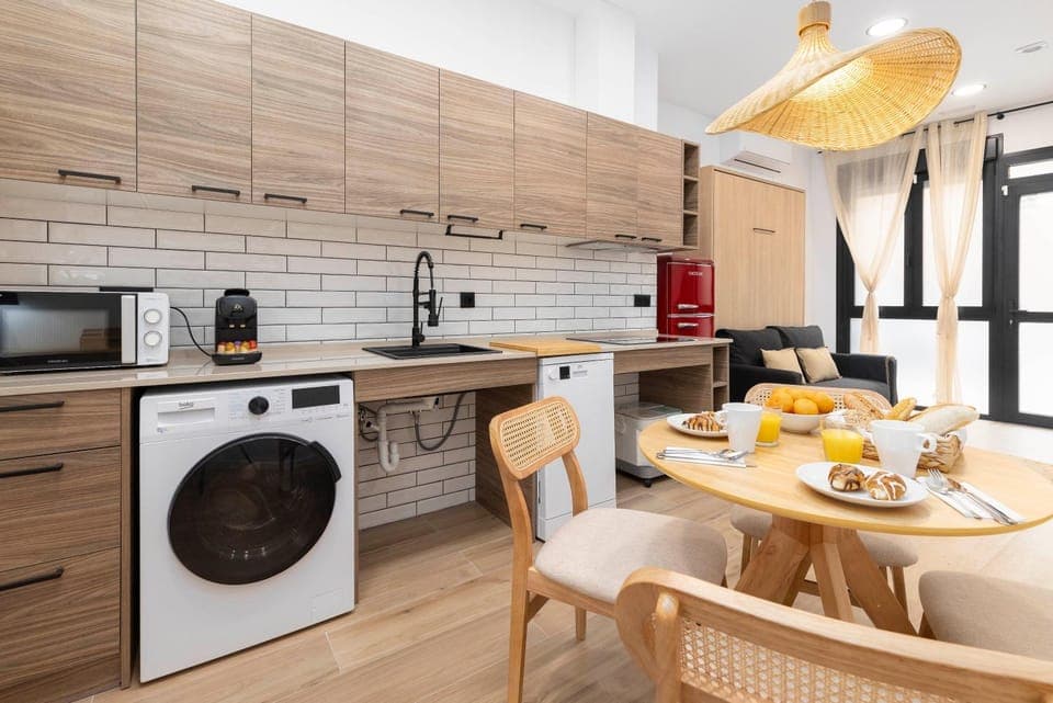 Coffee/tea facilities, Kitchen or kitchenette, Living room, Seating area, Dining area, dishwasher, minibar, stove, washing machine, dryer