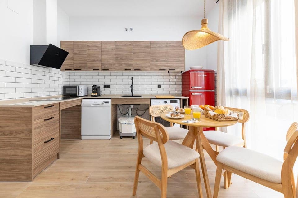 TV and multimedia, Coffee/tea facilities, Kitchen or kitchenette, Dining area, dishwasher, minibar, stove