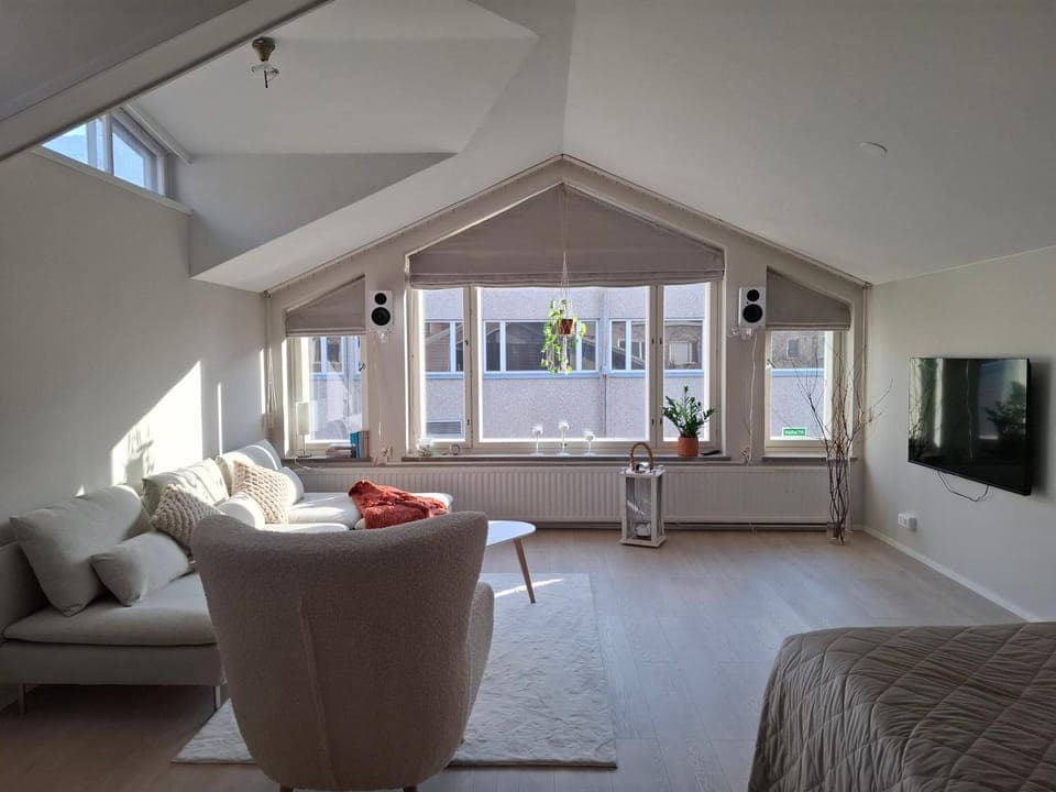 Communal lounge/ TV room, TV and multimedia, Living room, Photo of the whole room, Seating area, Bedroom