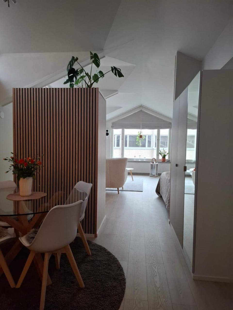 Photo of the whole room, Dining area