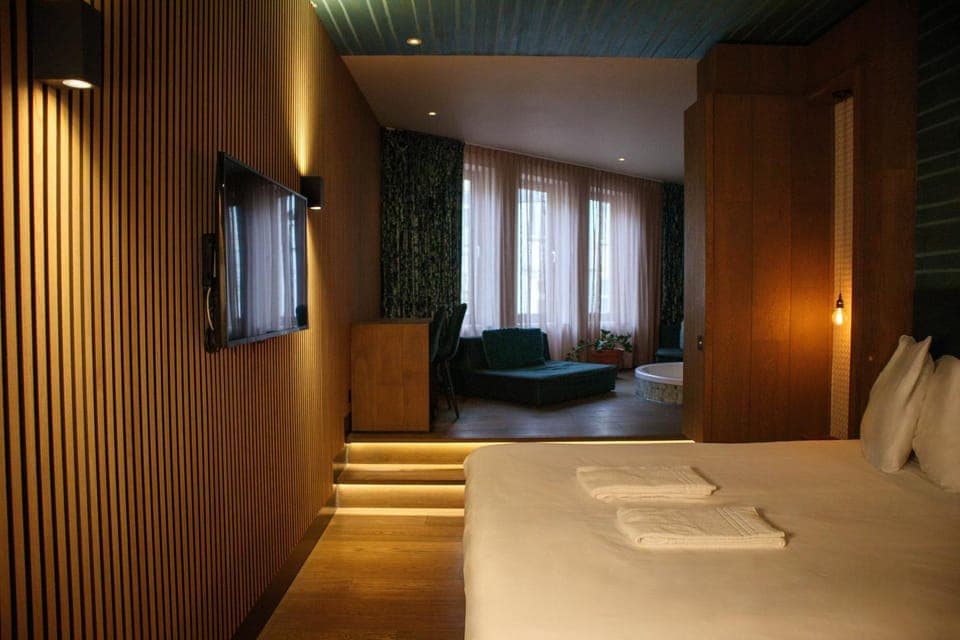 Photo of the whole room, Bedroom