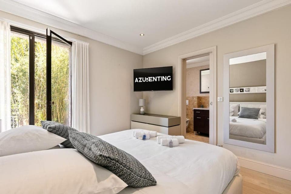 Bed, TV and multimedia, Photo of the whole room, Bedroom, towels