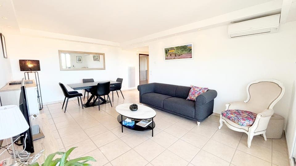 TV and multimedia, Living room, Seating area, Dining area, air conditioner