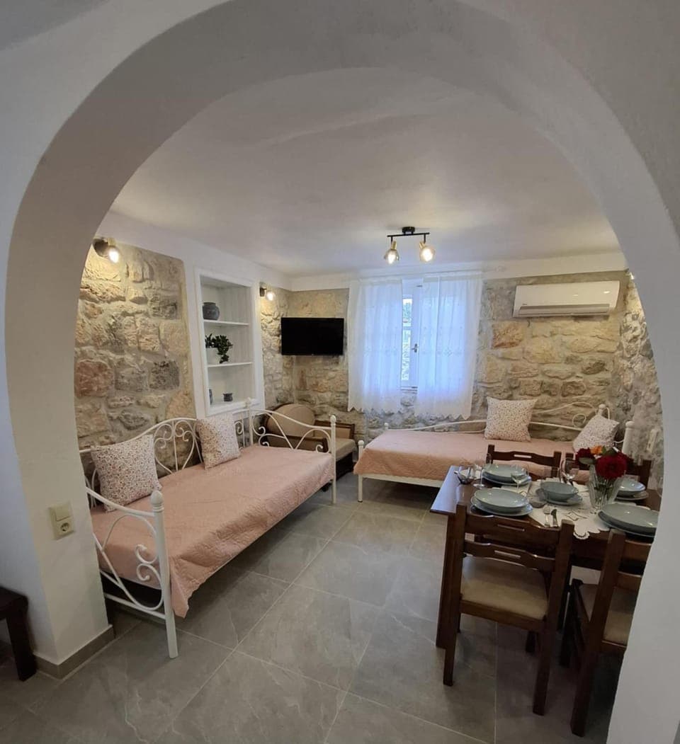 TV and multimedia, Living room, Seating area, Bedroom