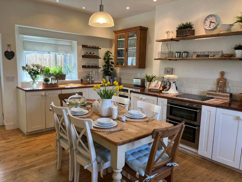 Coffee/tea facilities, Kitchen or kitchenette, Dining area