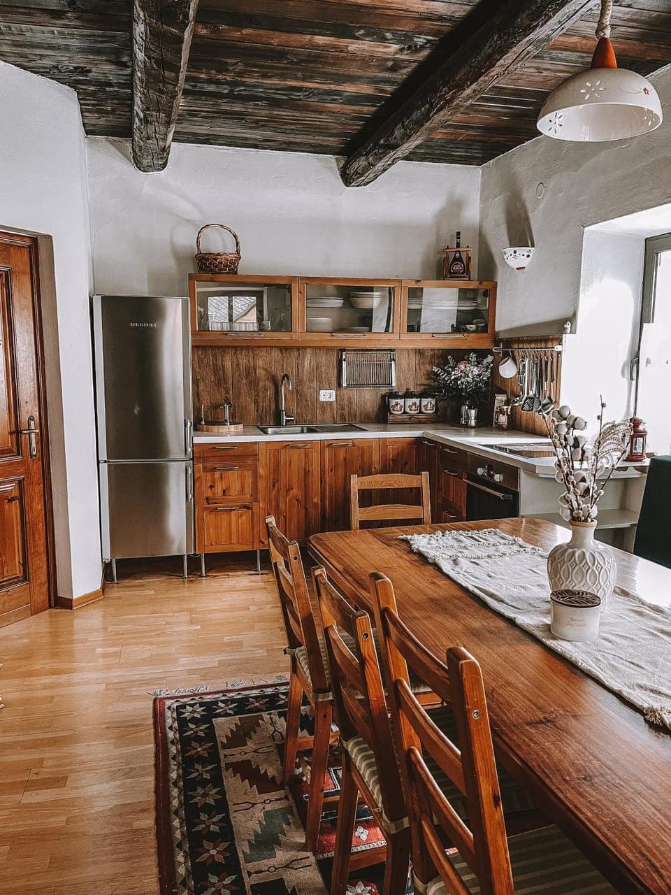 Kitchen or kitchenette, Dining area, stove