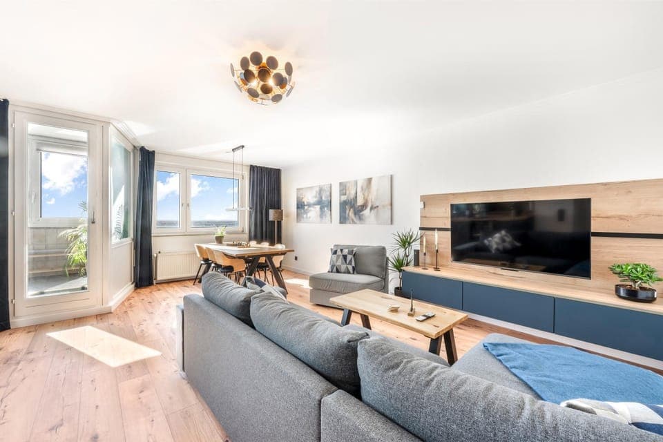 Communal lounge/ TV room, Game Room, TV and multimedia, Dining area, Food