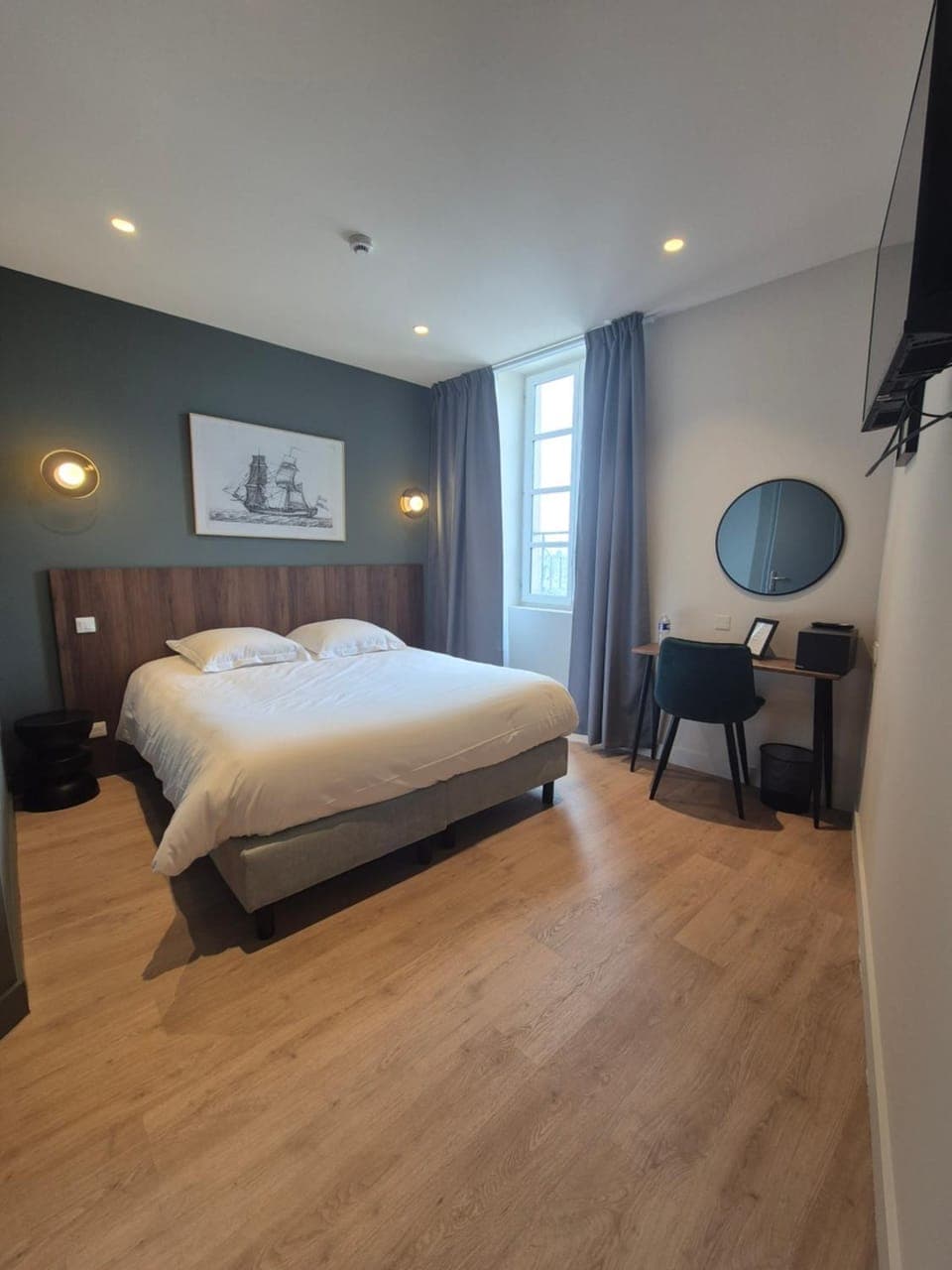 Bed, Photo of the whole room, Bedroom