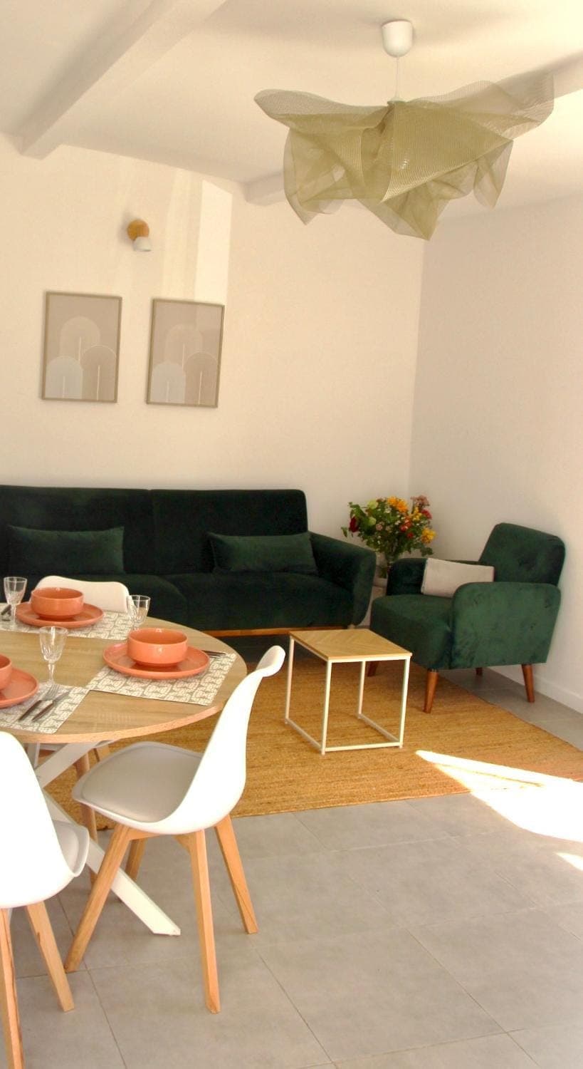 Living room, Seating area, Dining area