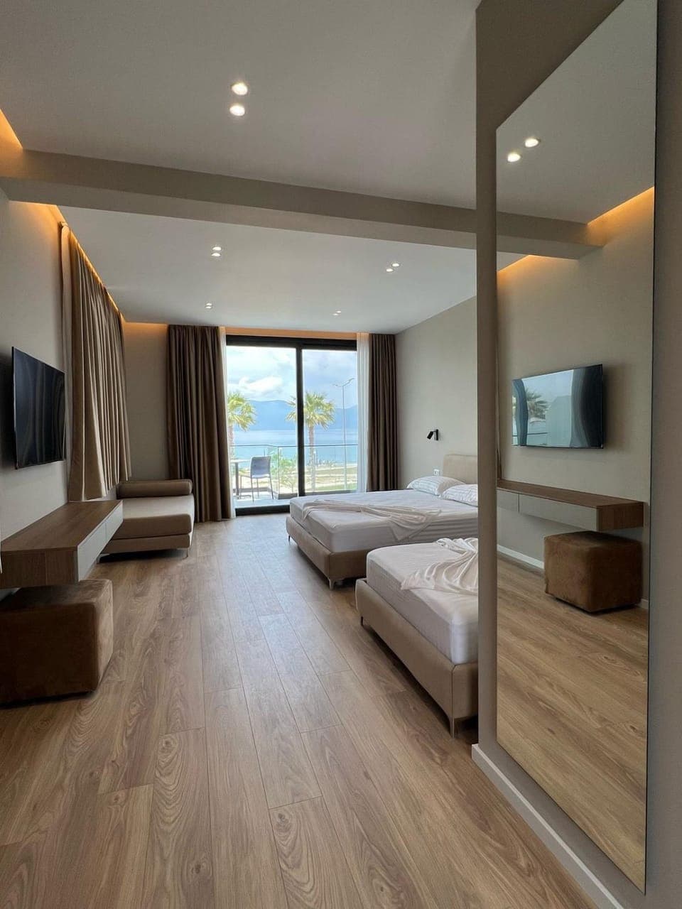 Bed, TV and multimedia, Photo of the whole room, Bedroom