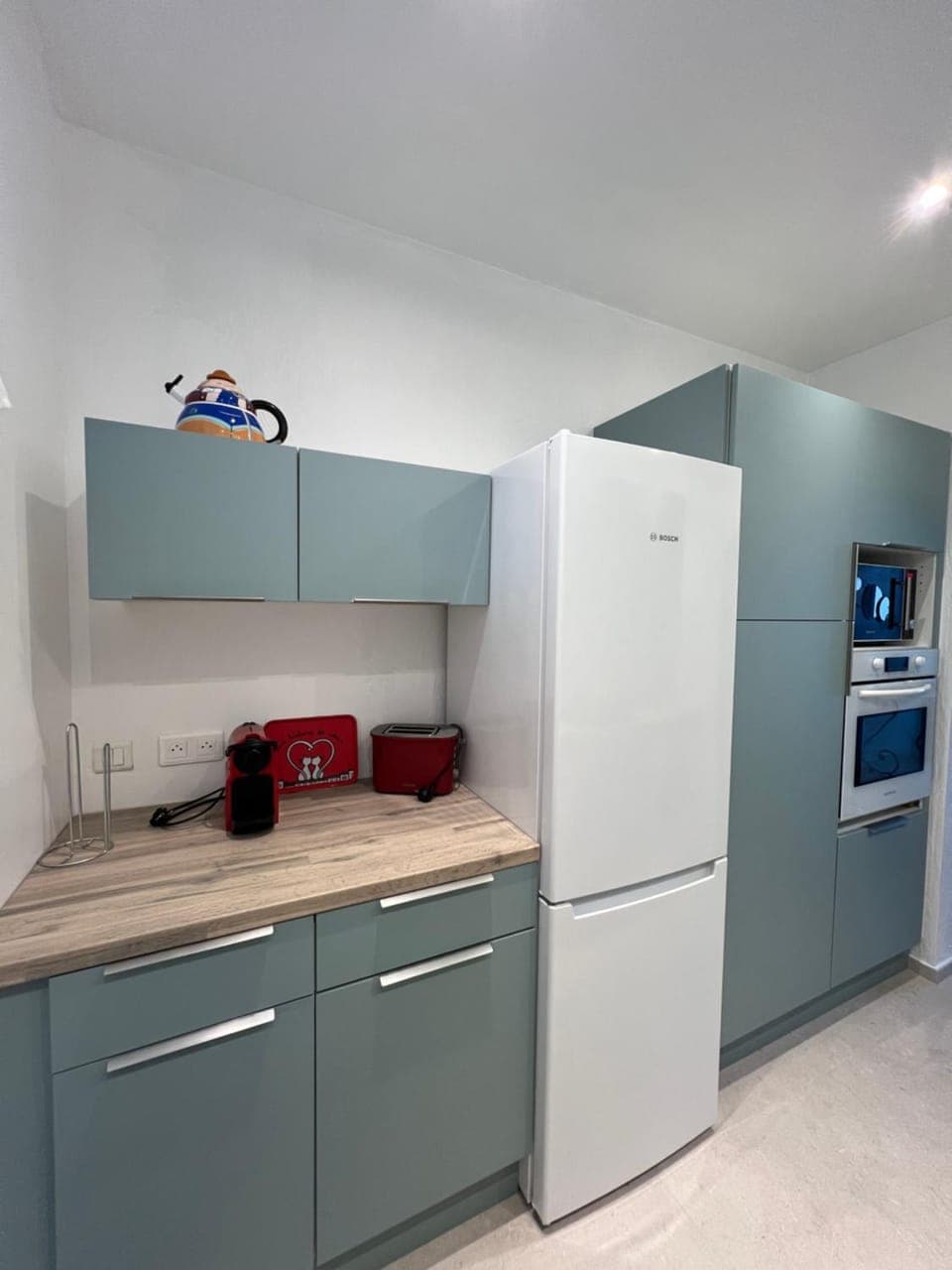 Kitchen or kitchenette, oven, toaster