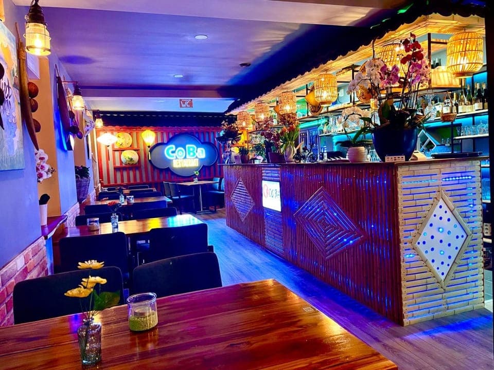 Restaurant/places to eat, Lounge or bar, Food and drinks