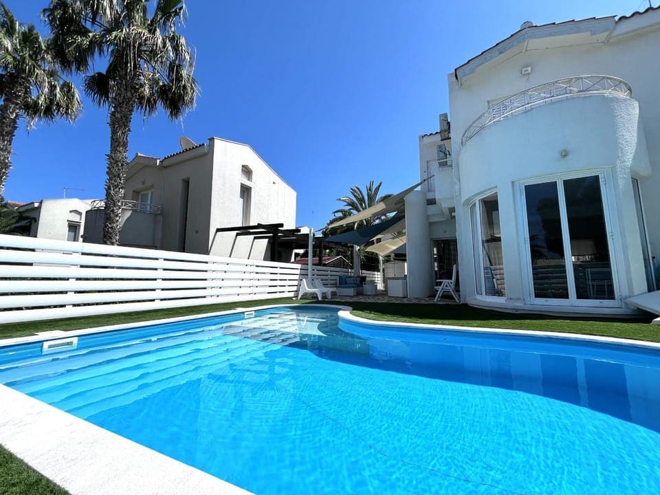 Property building, Facade/entrance, Off site