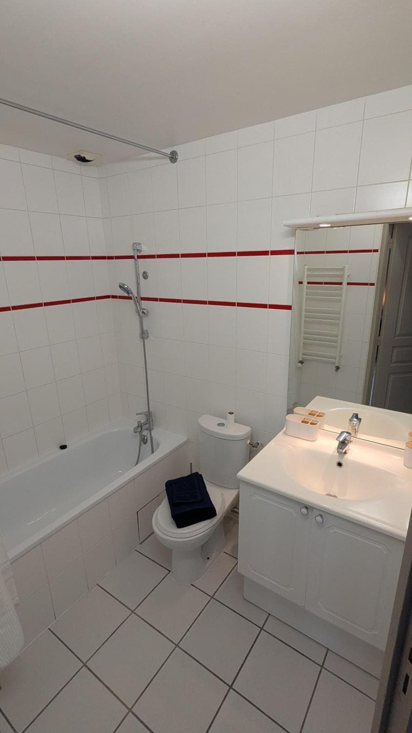 Shower, Toilet, Bathroom, Bath, towels