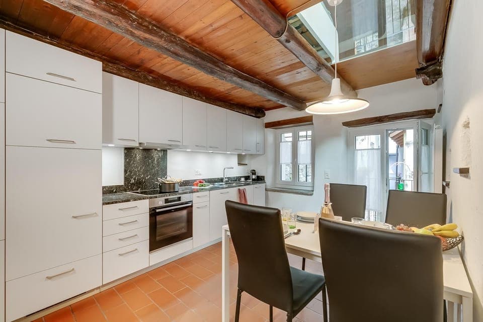 Kitchen or kitchenette, Dining area