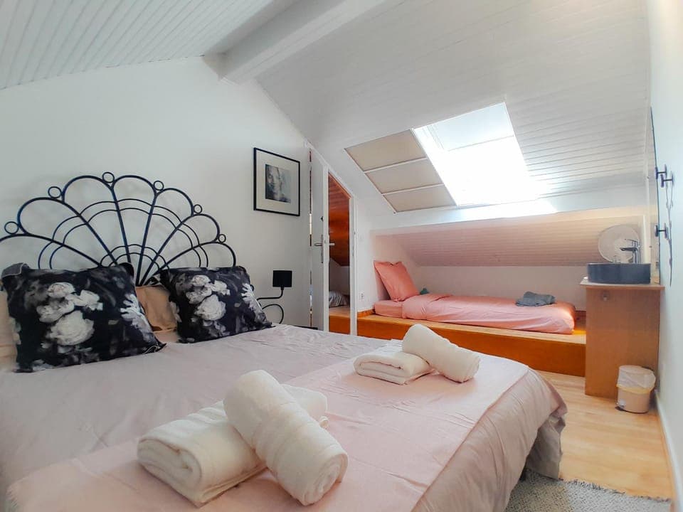 Bed, Photo of the whole room, Bedroom, towels