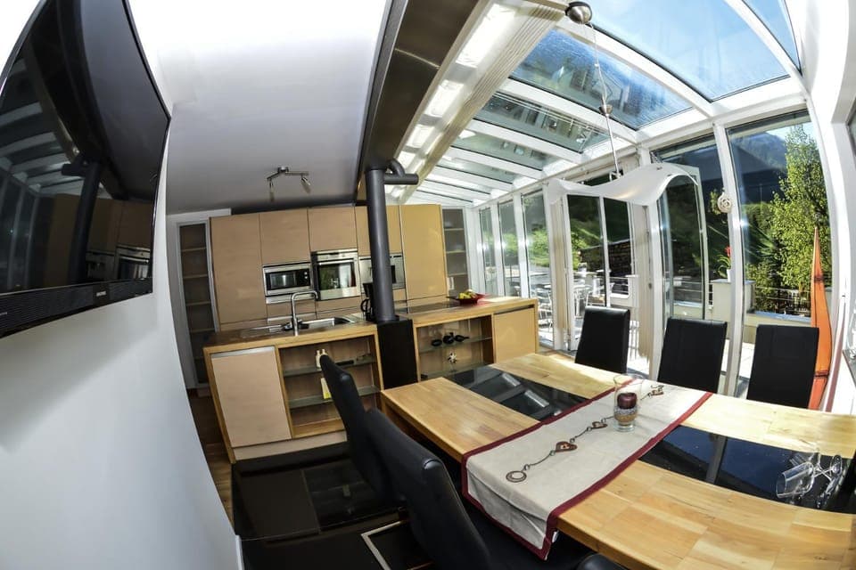 Kitchen or kitchenette, Dining area