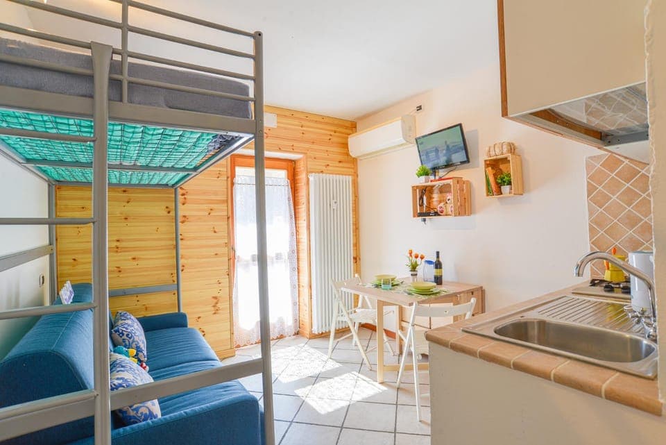 TV and multimedia, Kitchen or kitchenette, Living room, Seating area, Dining area, stove