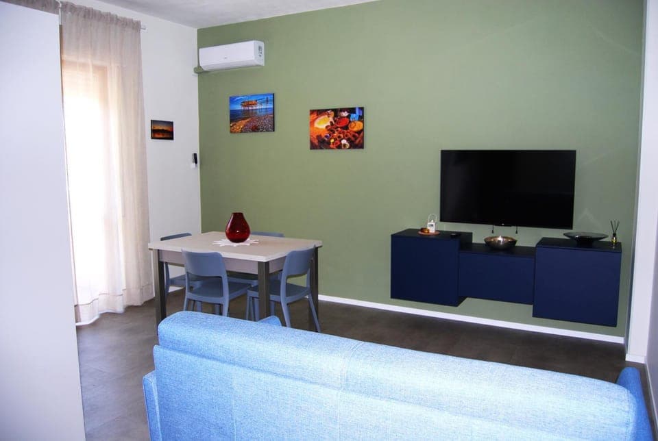 TV and multimedia, Seating area, Dining area, air conditioner