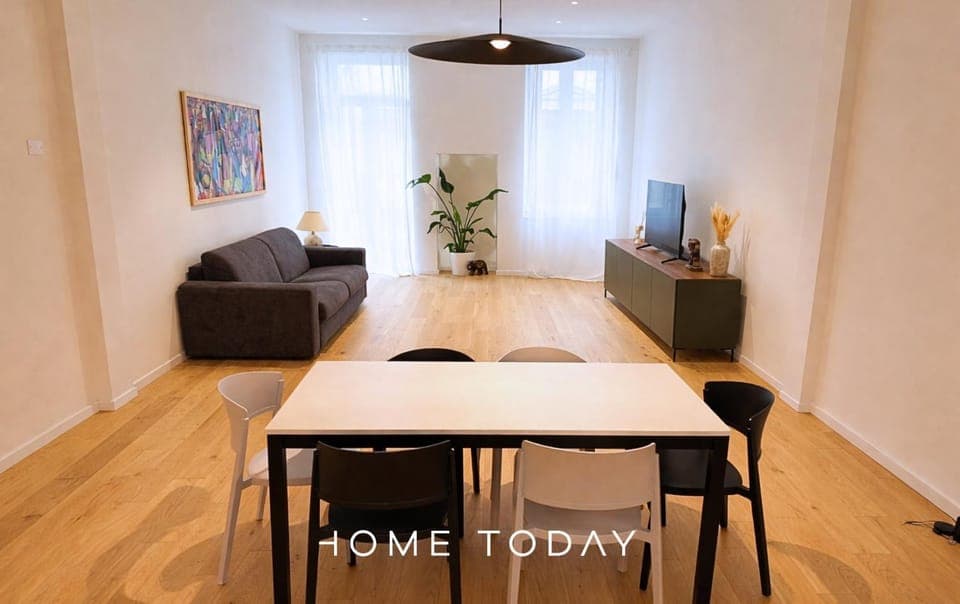 Day, TV and multimedia, Living room, Photo of the whole room, Seating area, Dining area, Time of day