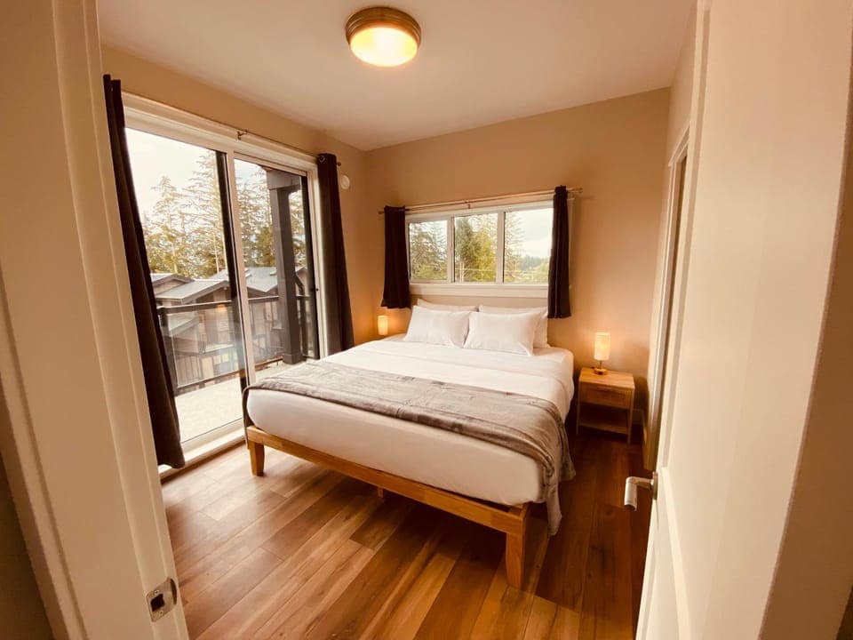 Photo of the whole room, Bedroom, internet