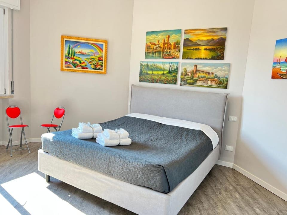 Bed, Photo of the whole room, Bedroom, towels