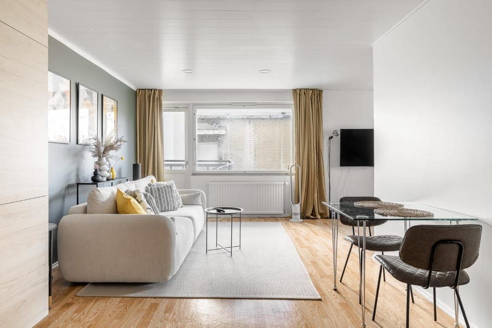 Living room, Photo of the whole room, Seating area, Dining area