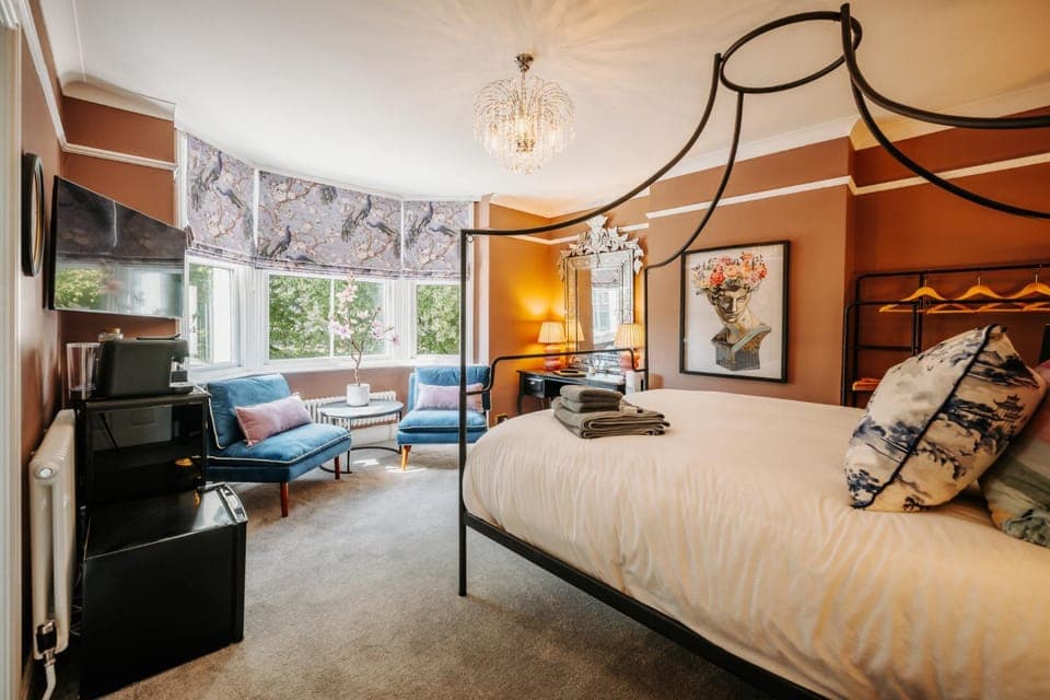 Bed, TV and multimedia, Photo of the whole room, Seating area, Bedroom