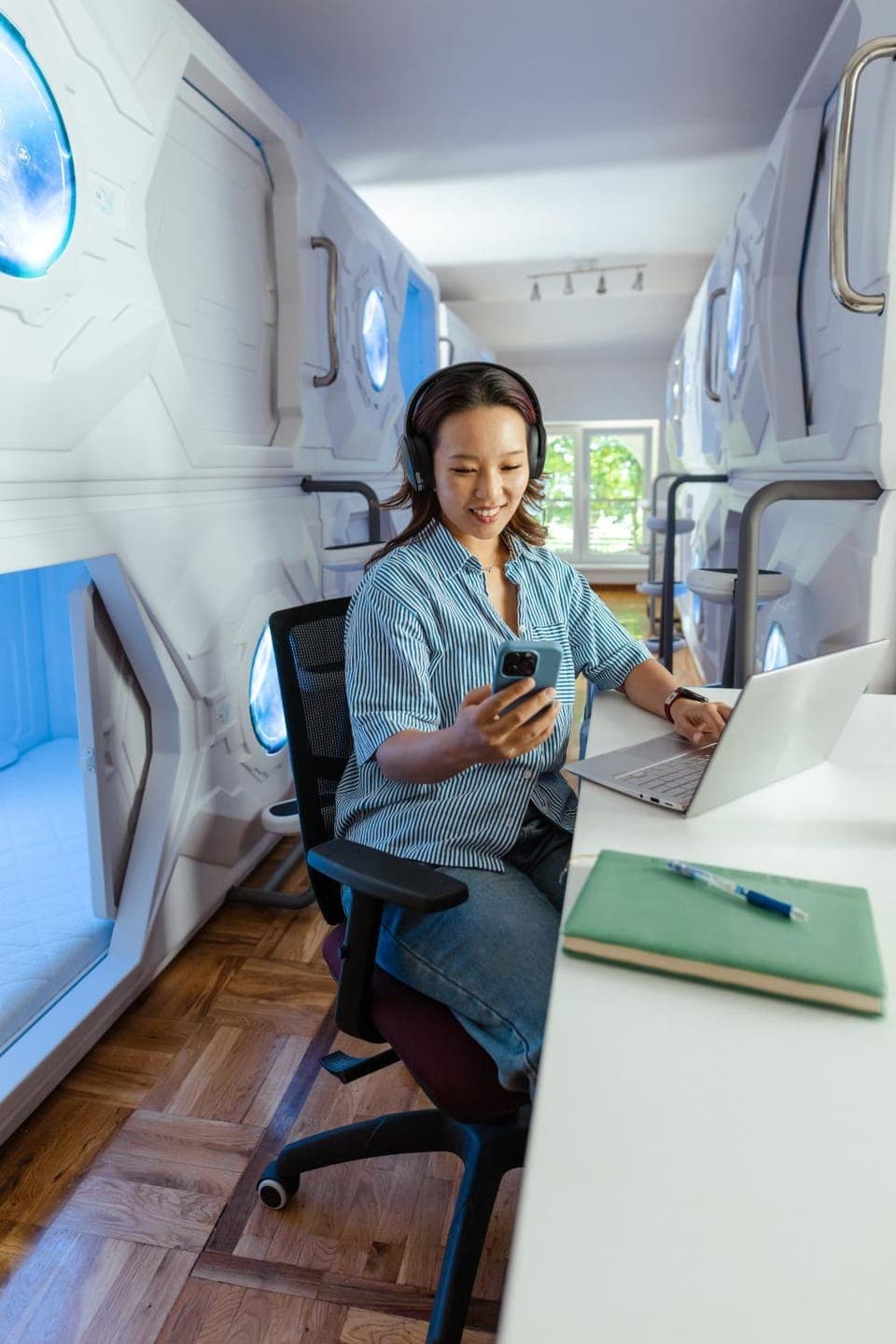 People, Living room, Business facilities, Seating area, Guests, group of guests